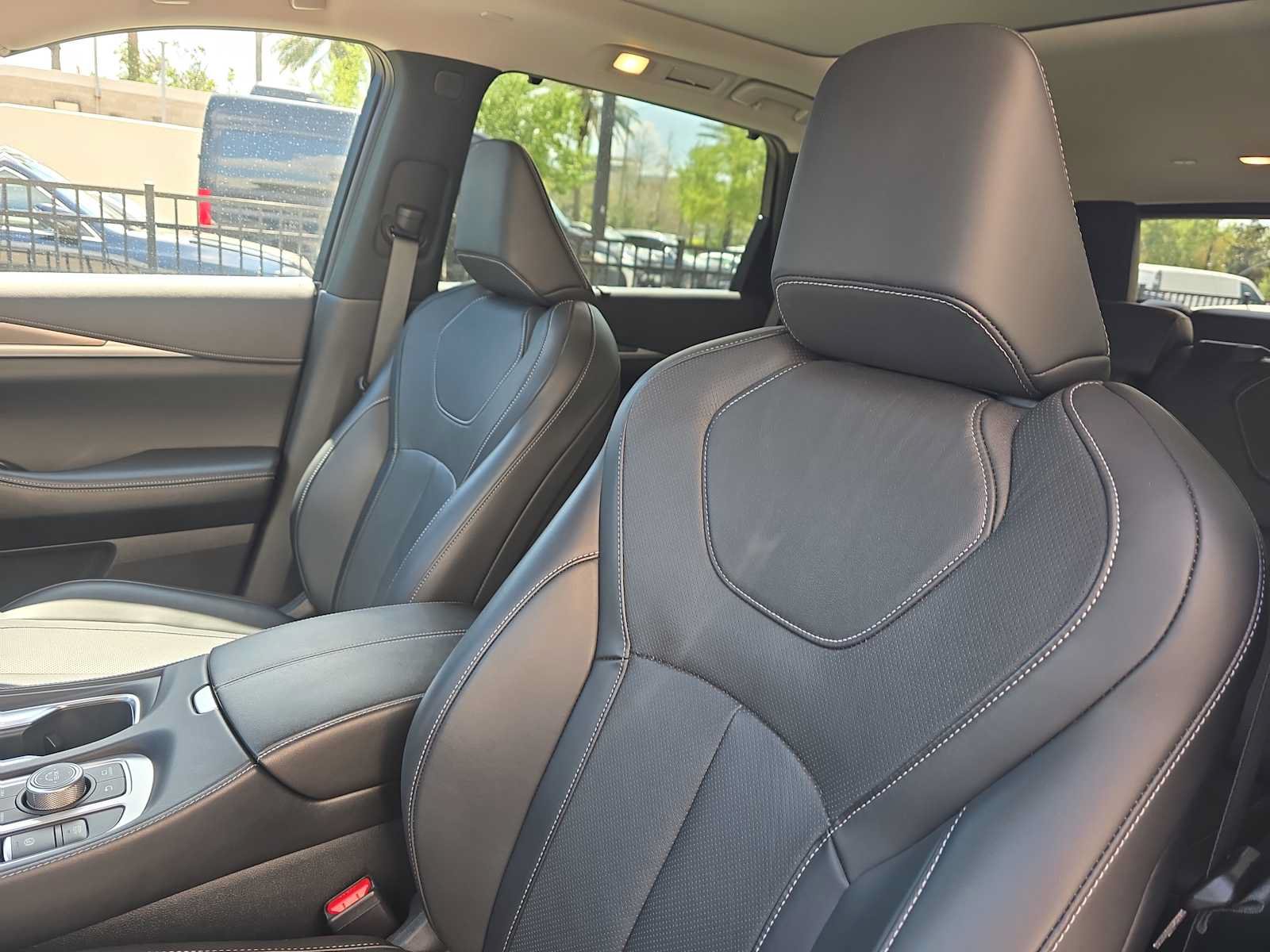 Used 2025 INFINITI QX60 Luxe FWD image 17