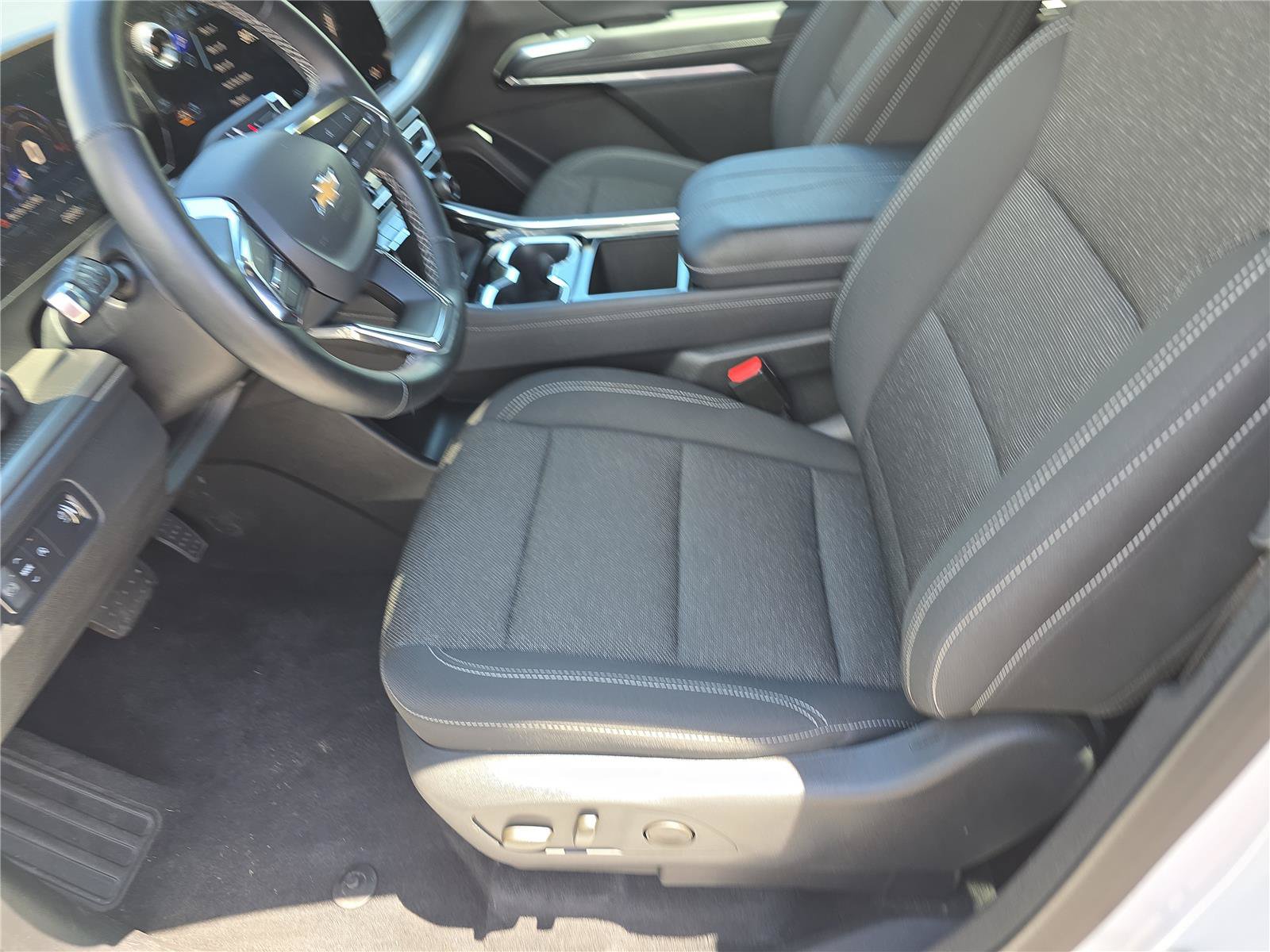 Used 2025 Chevrolet Traverse LT FWD image 21