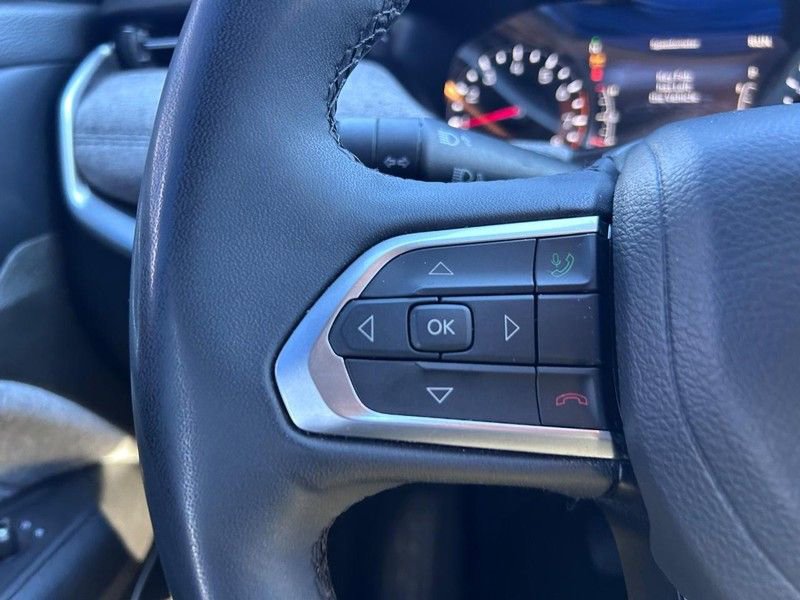 Used 2025 Jeep Compass Latitude image 11