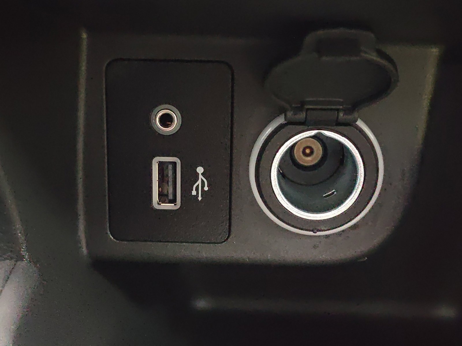 Certified 2025 Nissan Kicks Play S FWD image 21