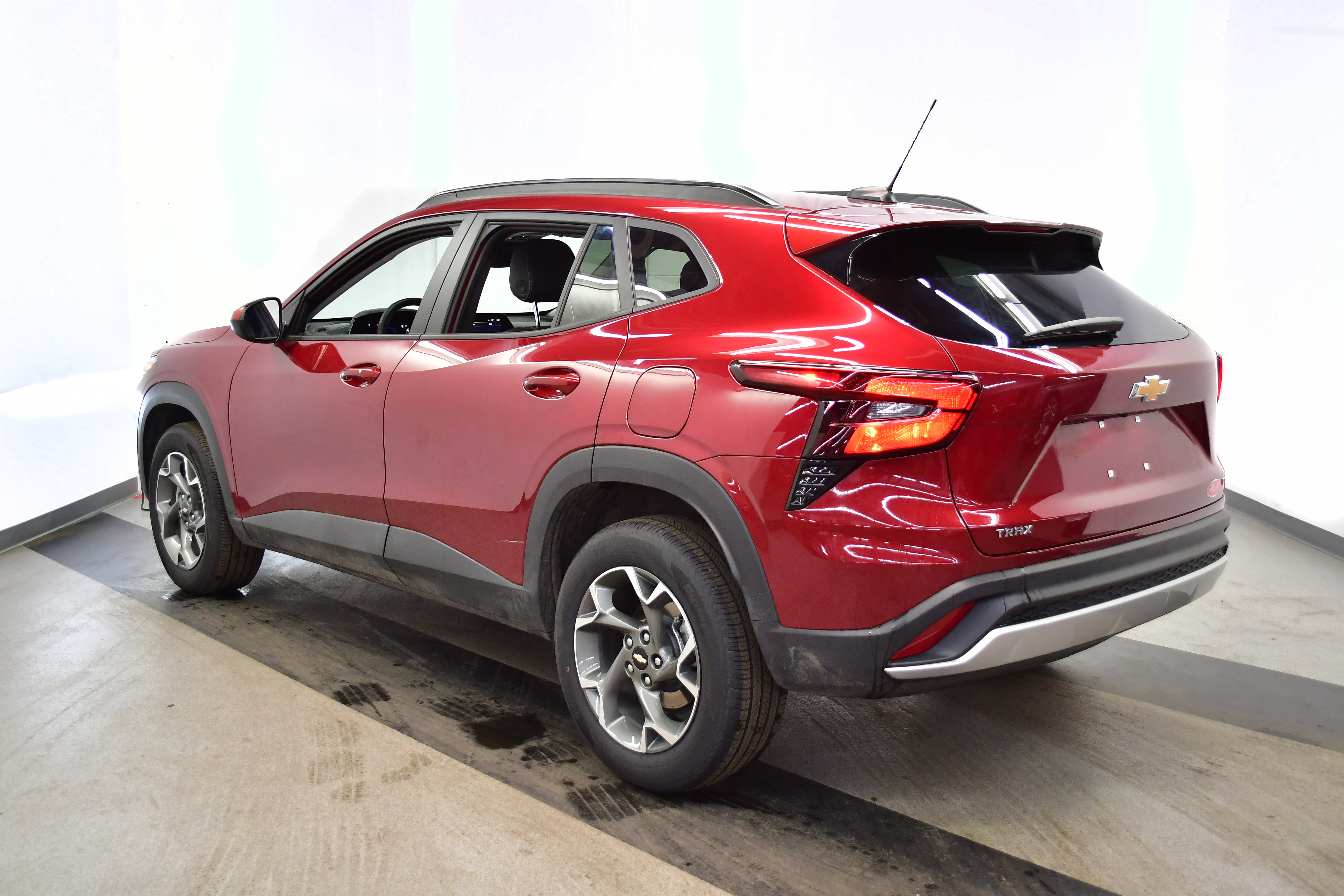 Used 2025 Chevrolet Trax LT w/ LT Convenience Package image 5