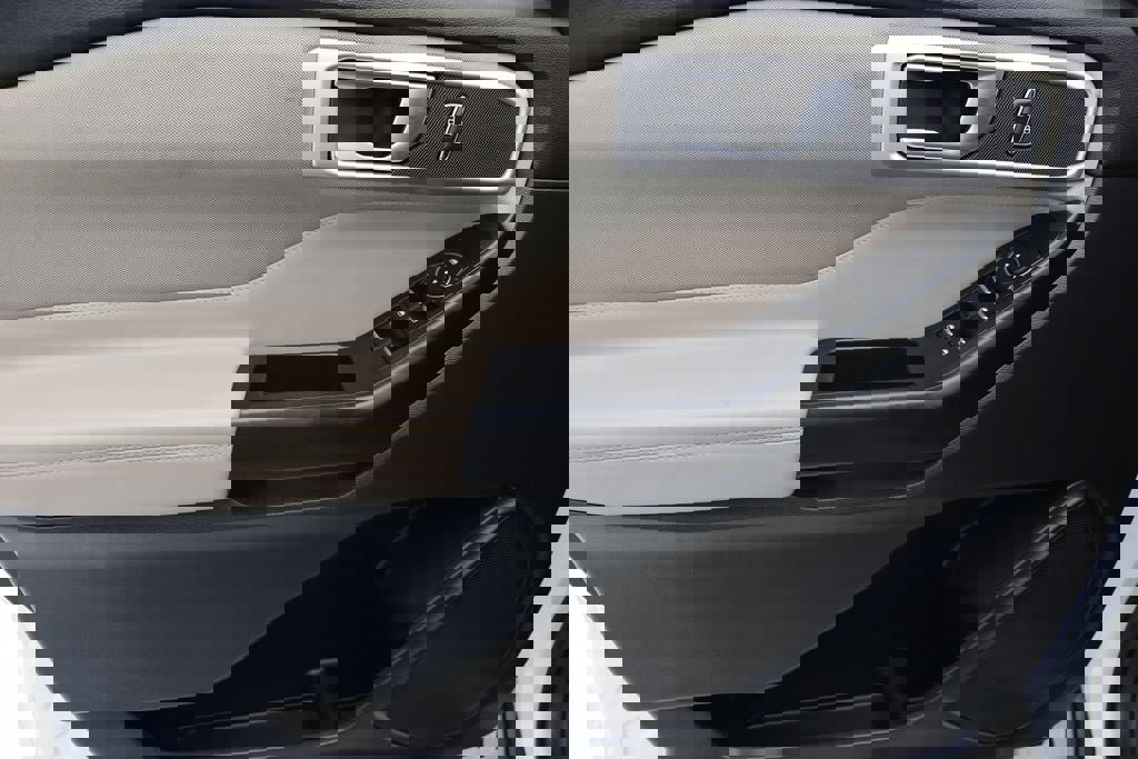 Used 2020 Ford Explorer XLT w/ Comfort Package image 15