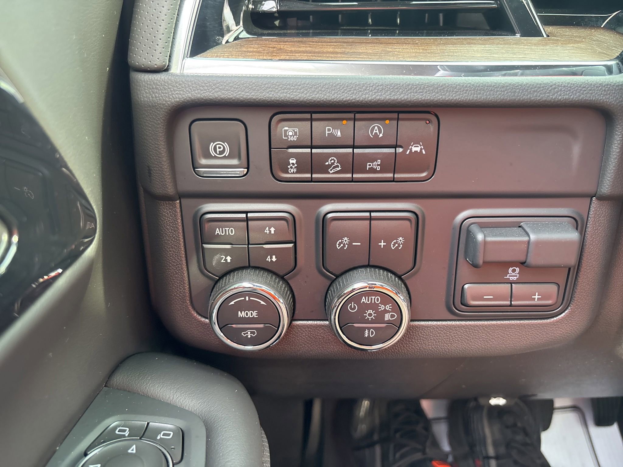 Used 2025 Chevrolet Suburban High Country AWD/4WD image 38