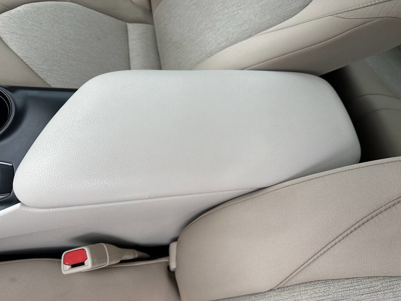 Used 2020 Toyota Camry LE image 33