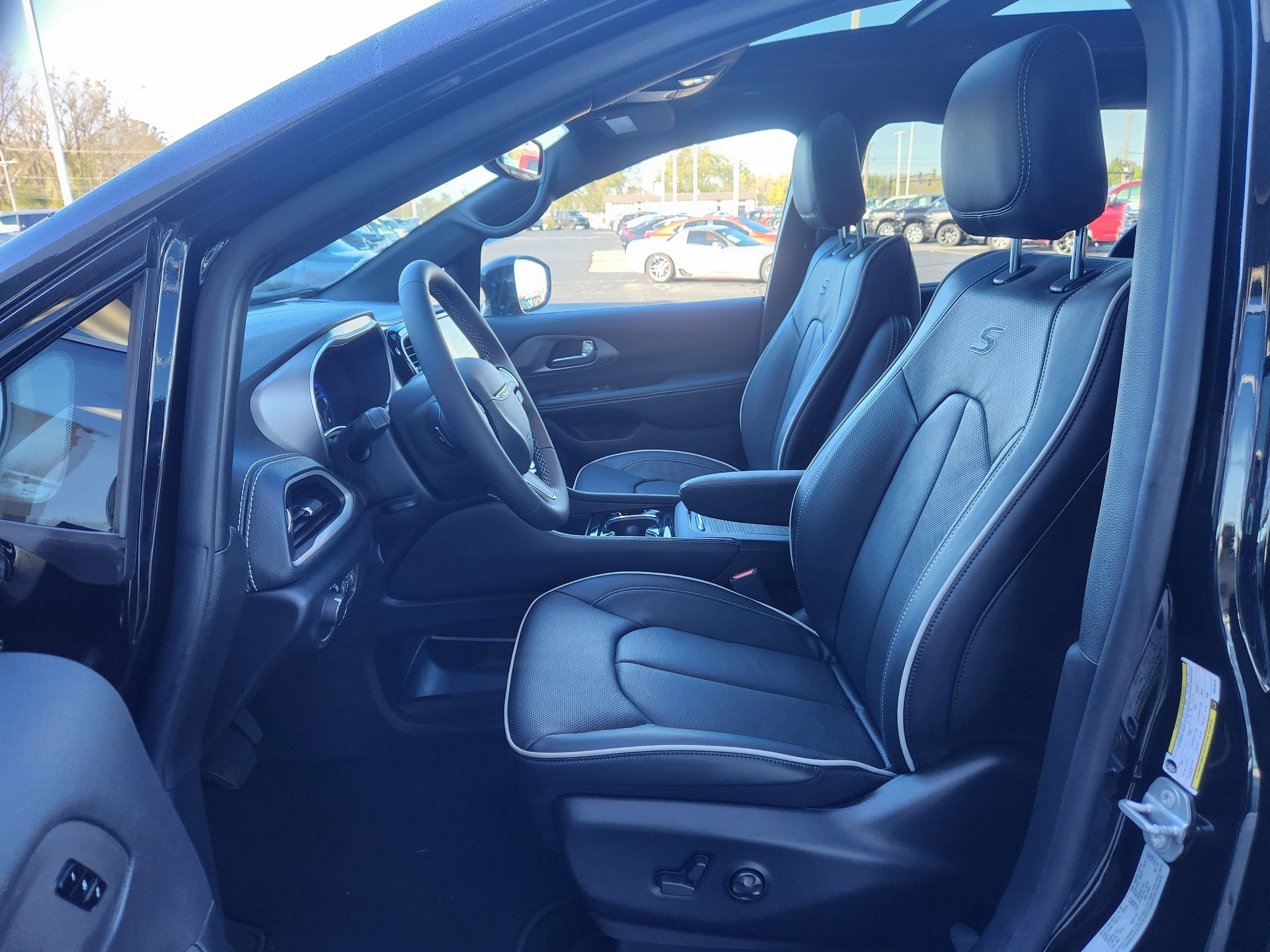 New 2027 Chrysler Pacifica Limited FWD image 2