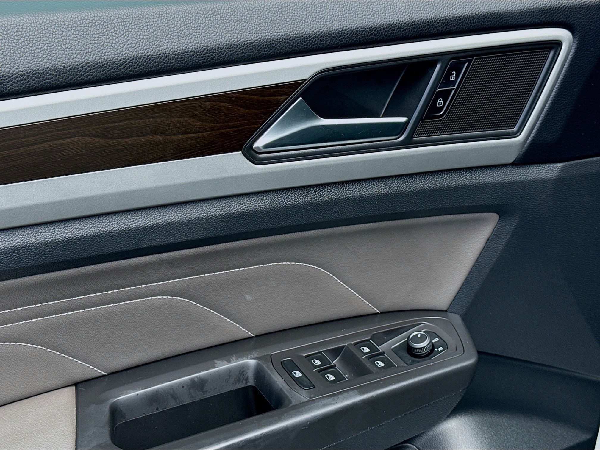 Used 2023 Volkswagen Atlas SE w/ Panoramic Sunroof Package FWD image 24