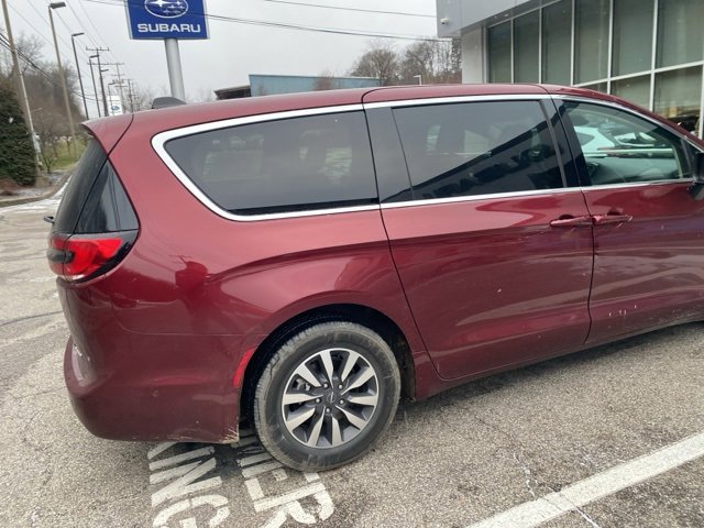 Used 2023 Chrysler Pacifica Touring-L image 11