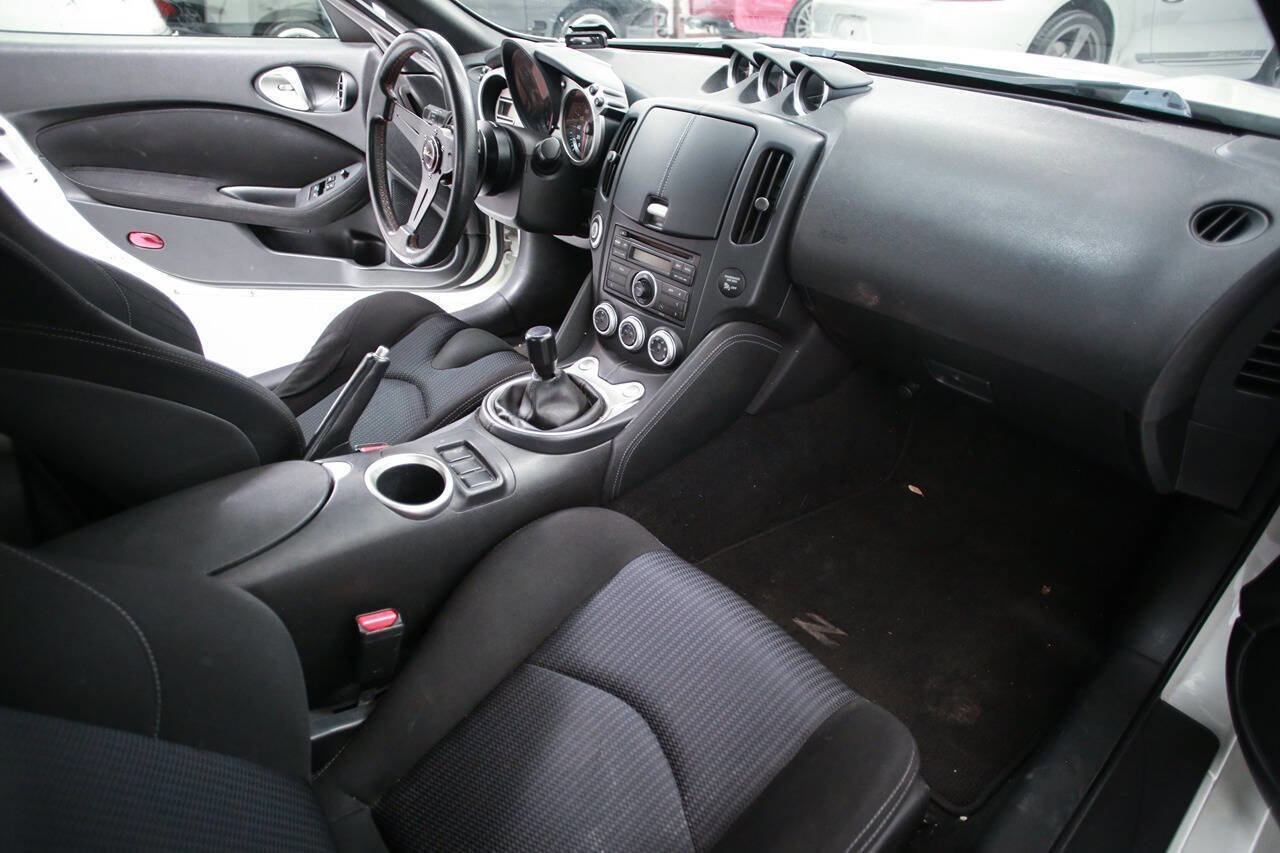 Used 2011 Nissan 370Z Coupe image 21