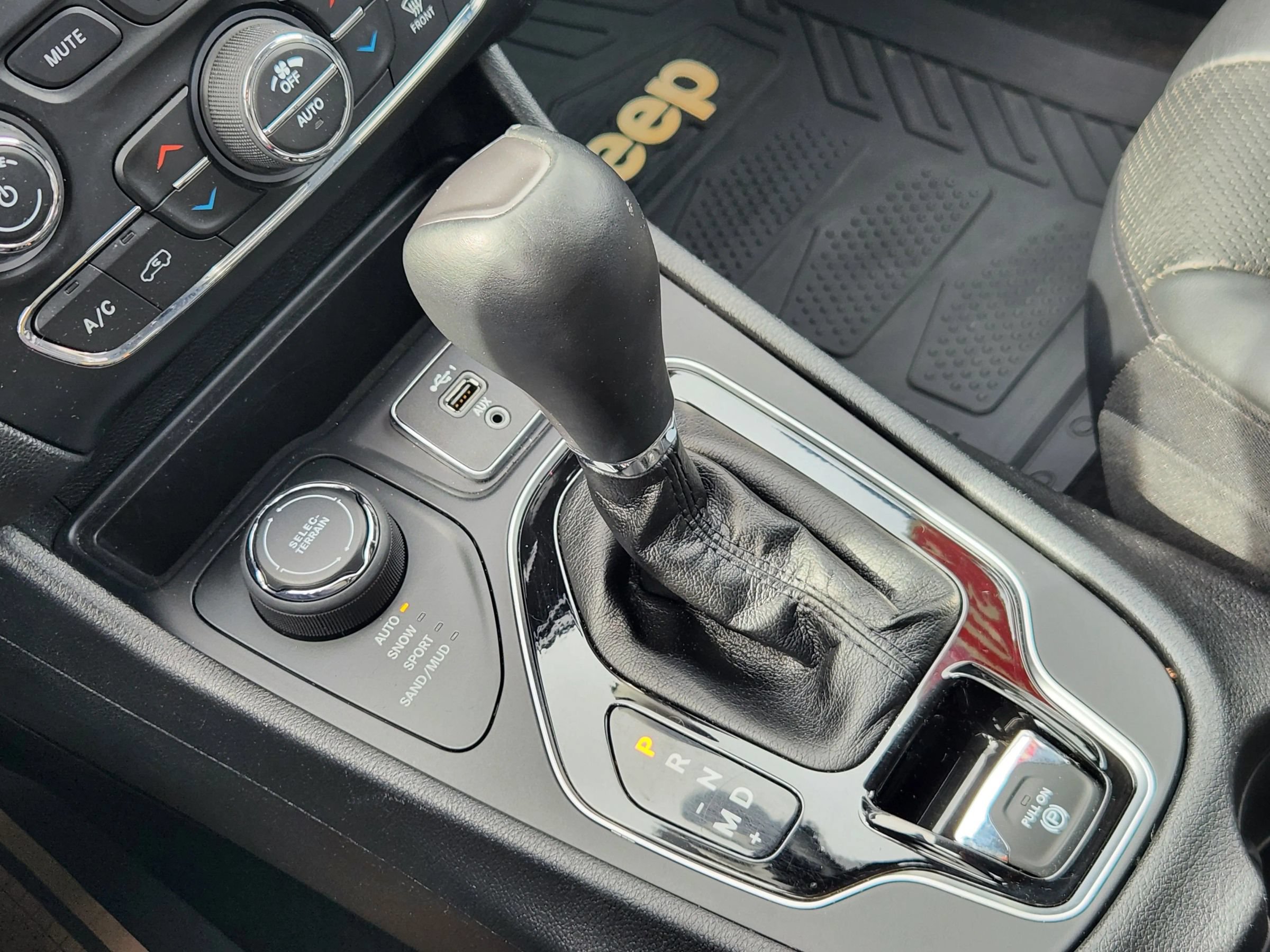 Used 2019 Jeep Cherokee Limited AWD/4WD image 39
