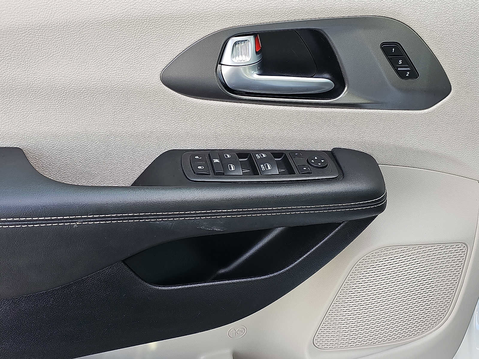 Used 2024 Chrysler Pacifica Touring-L image 16