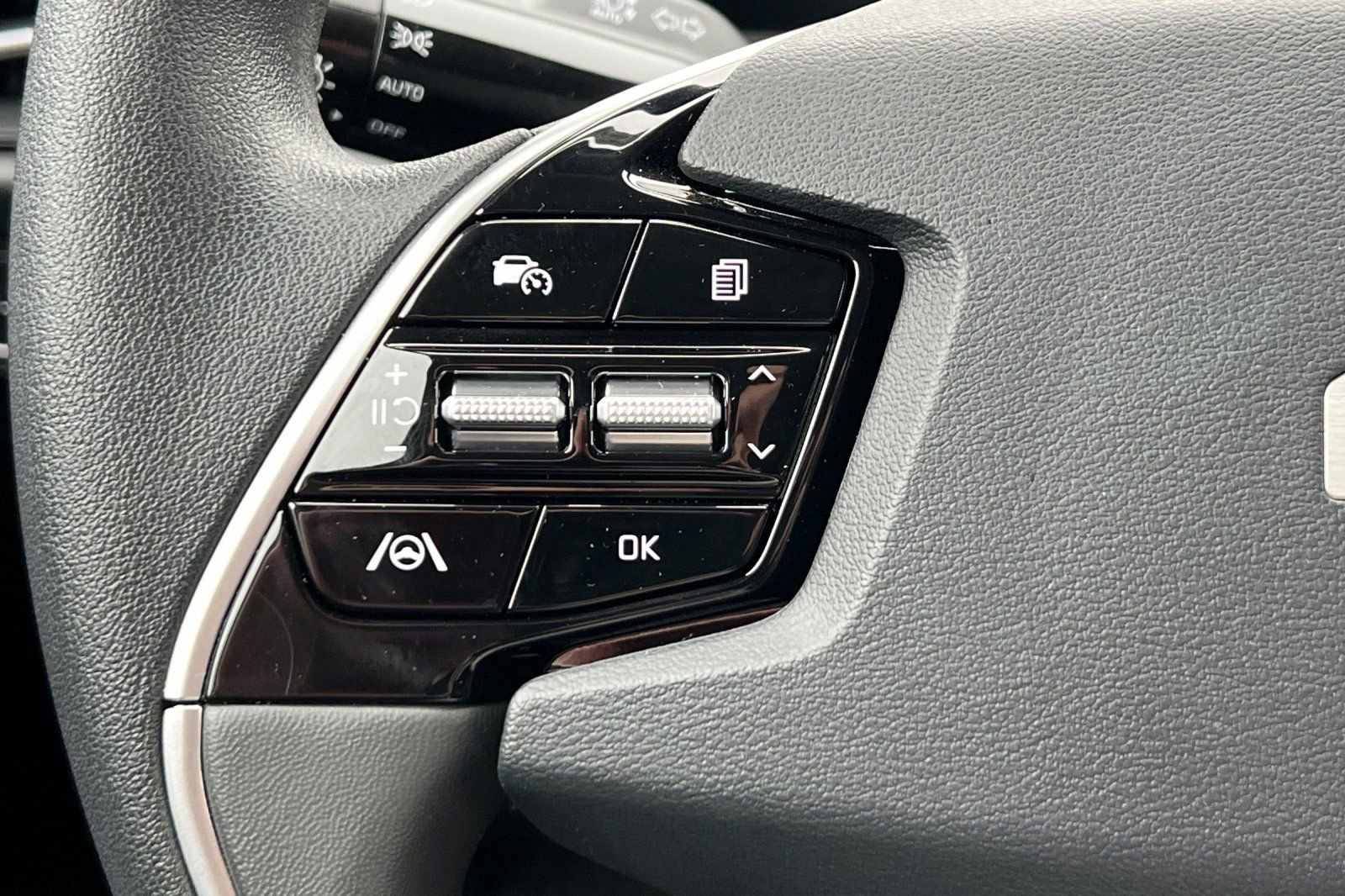 Used 2025 Kia Niro LX image 25