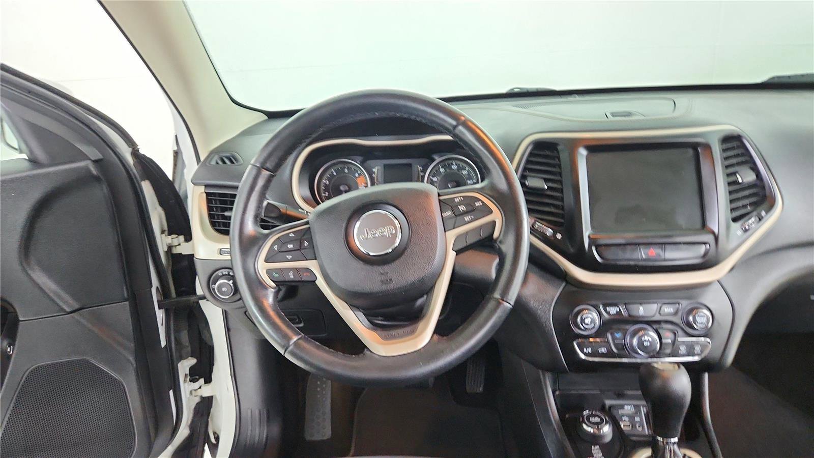 Used 2016 Jeep Cherokee Latitude w/ Comfort & Sound Group AWD/4WD image 12