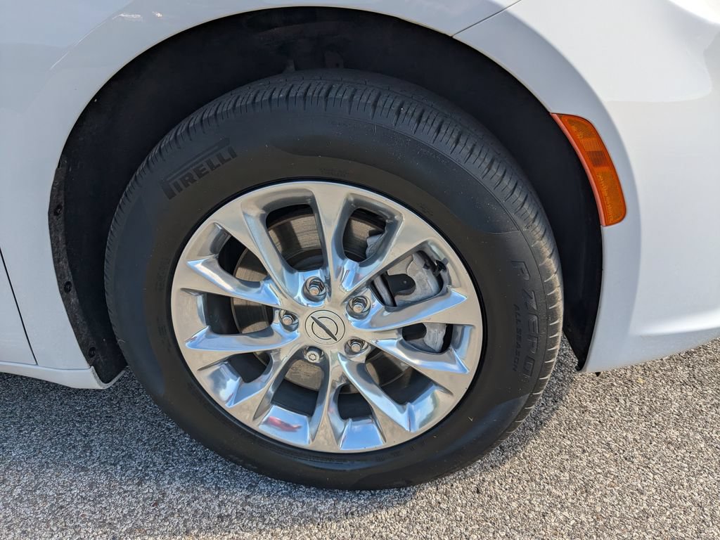 Used 2023 Chrysler Pacifica Touring-L AWD/4WD image 14