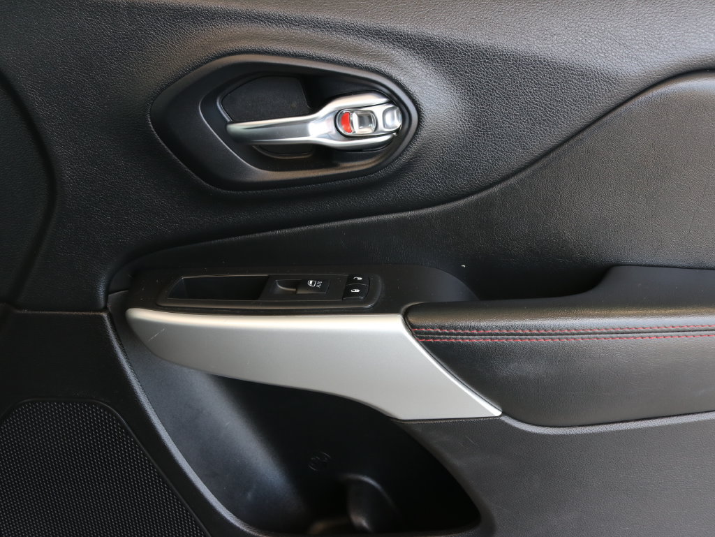 Used 2018 Jeep Cherokee Trailhawk AWD/4WD image 44