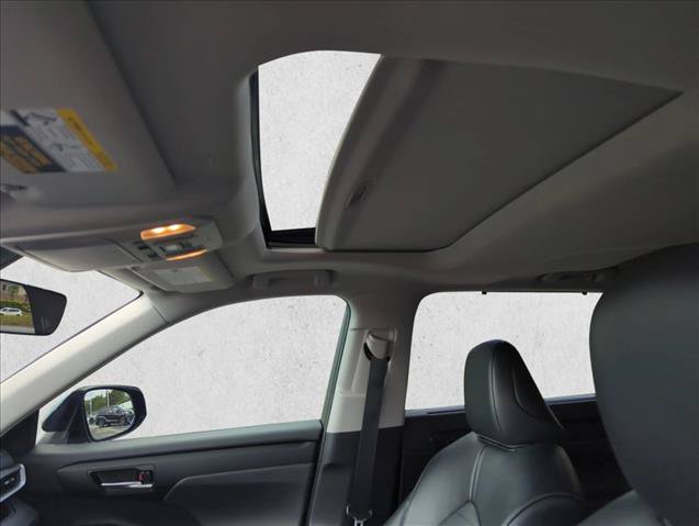 Used 2022 Toyota Highlander XLE FWD image 21