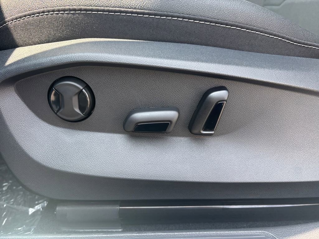 Used 2025 Volkswagen Taos SE image 18