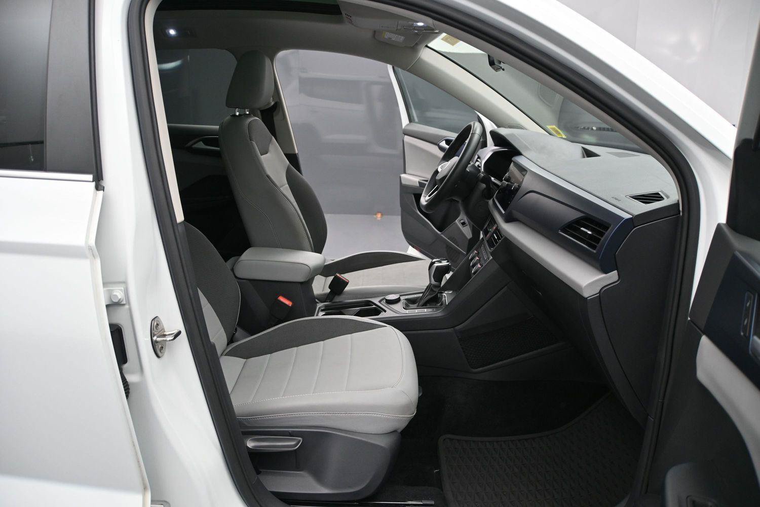 Certified 2022 Volkswagen Taos SE w/ Panoramic Sunroof Package FWD image 15
