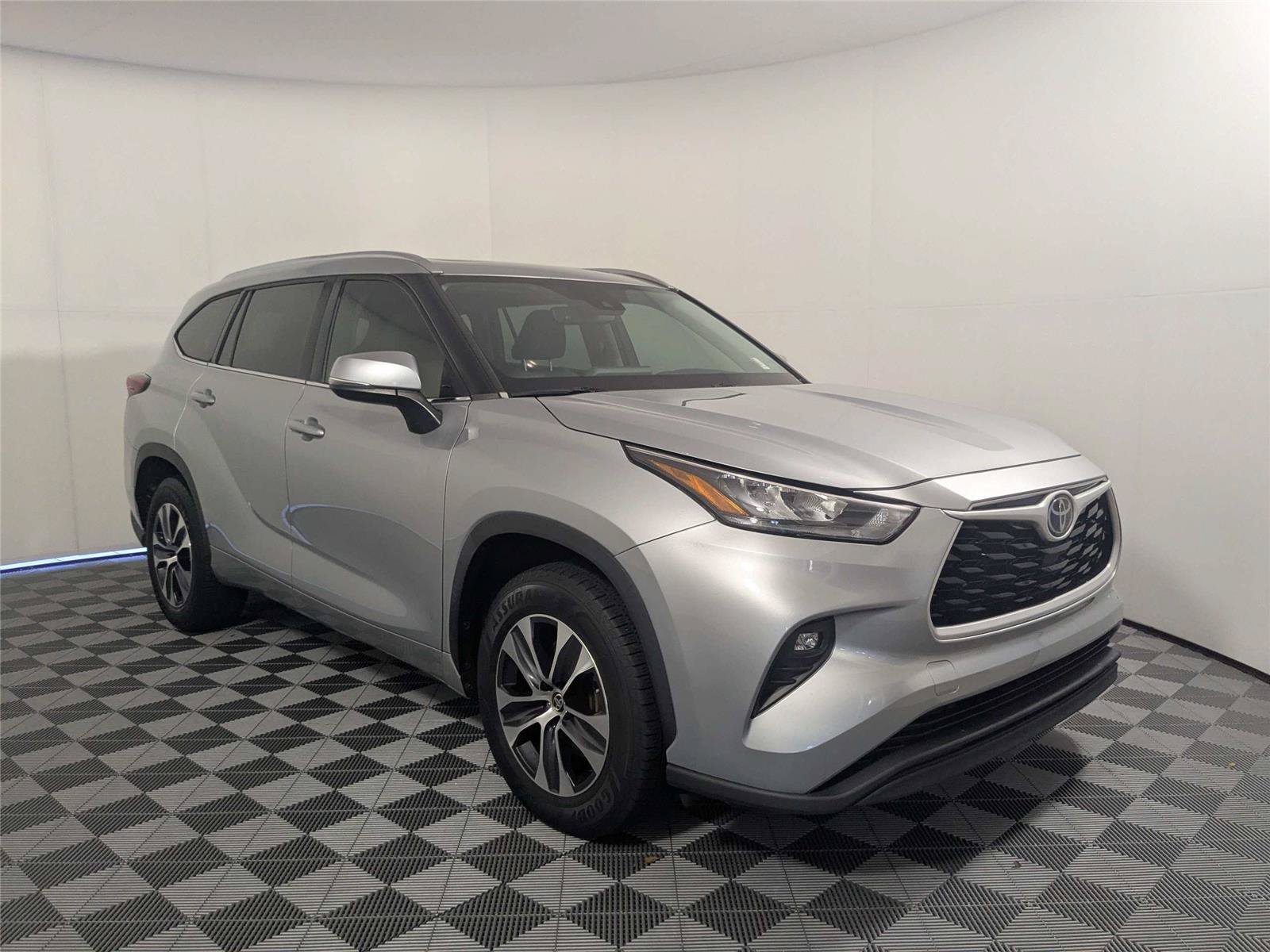 Certified 2020 Toyota Highlander XLE FWD image 4