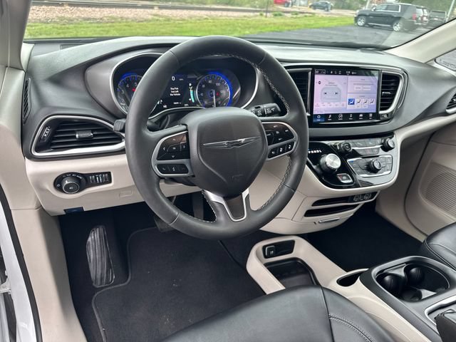 Used 2024 Chrysler Pacifica Touring-L FWD image 14