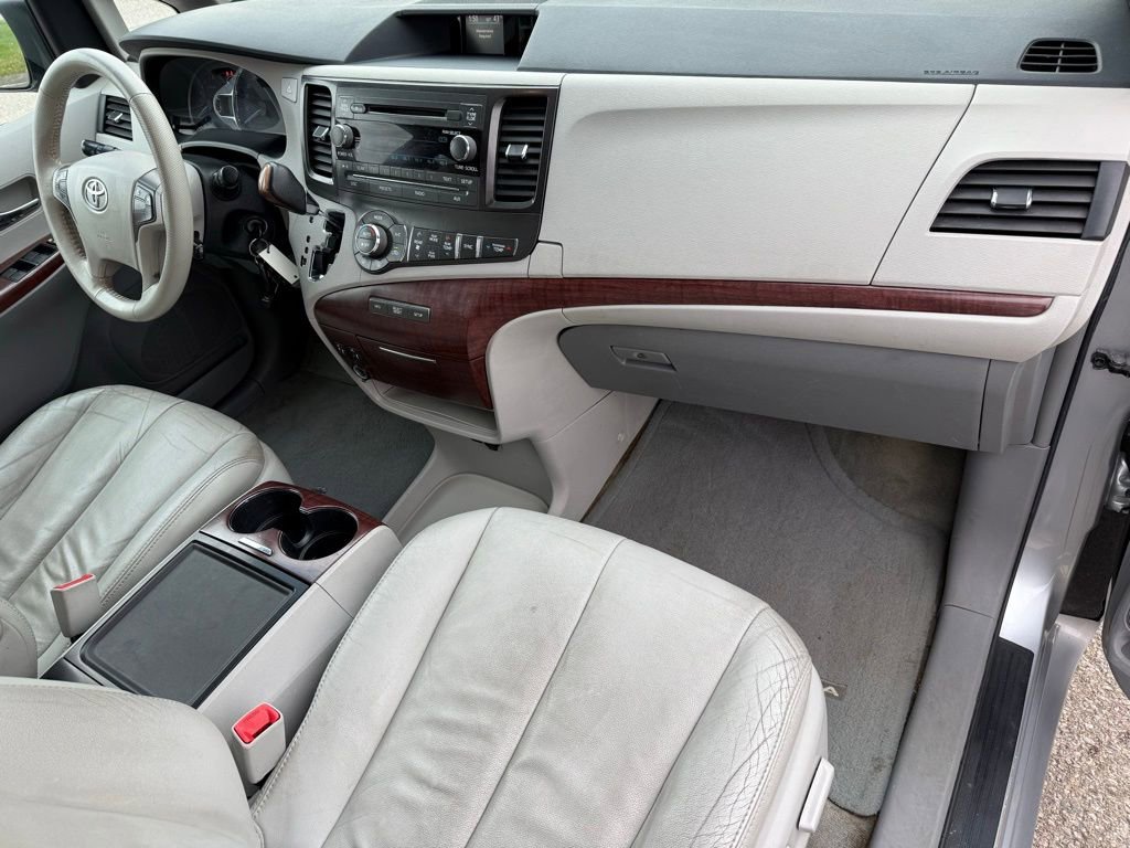 Used 2013 Toyota Sienna XLE image 18