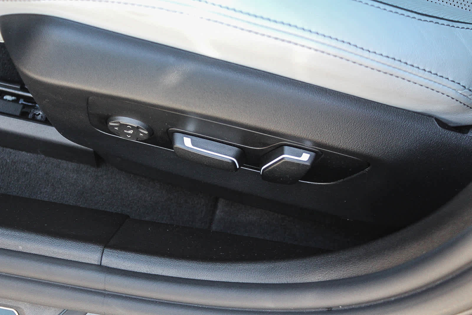 Used 2025 BMW M5 w/ Carbon Package image 32