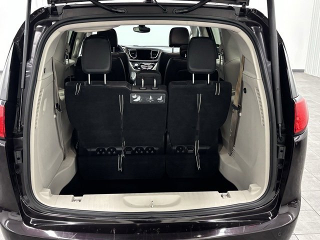 Used 2017 Chrysler Pacifica Touring-L image 7