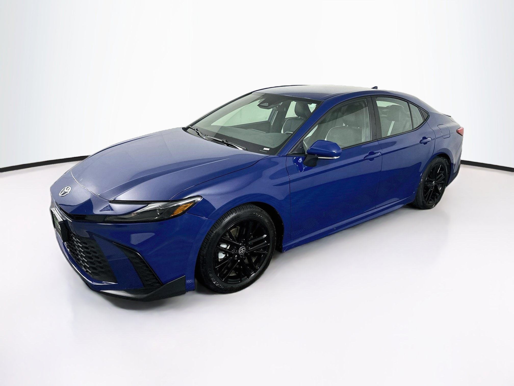 Used 2025 Toyota Camry SE FWD image 3