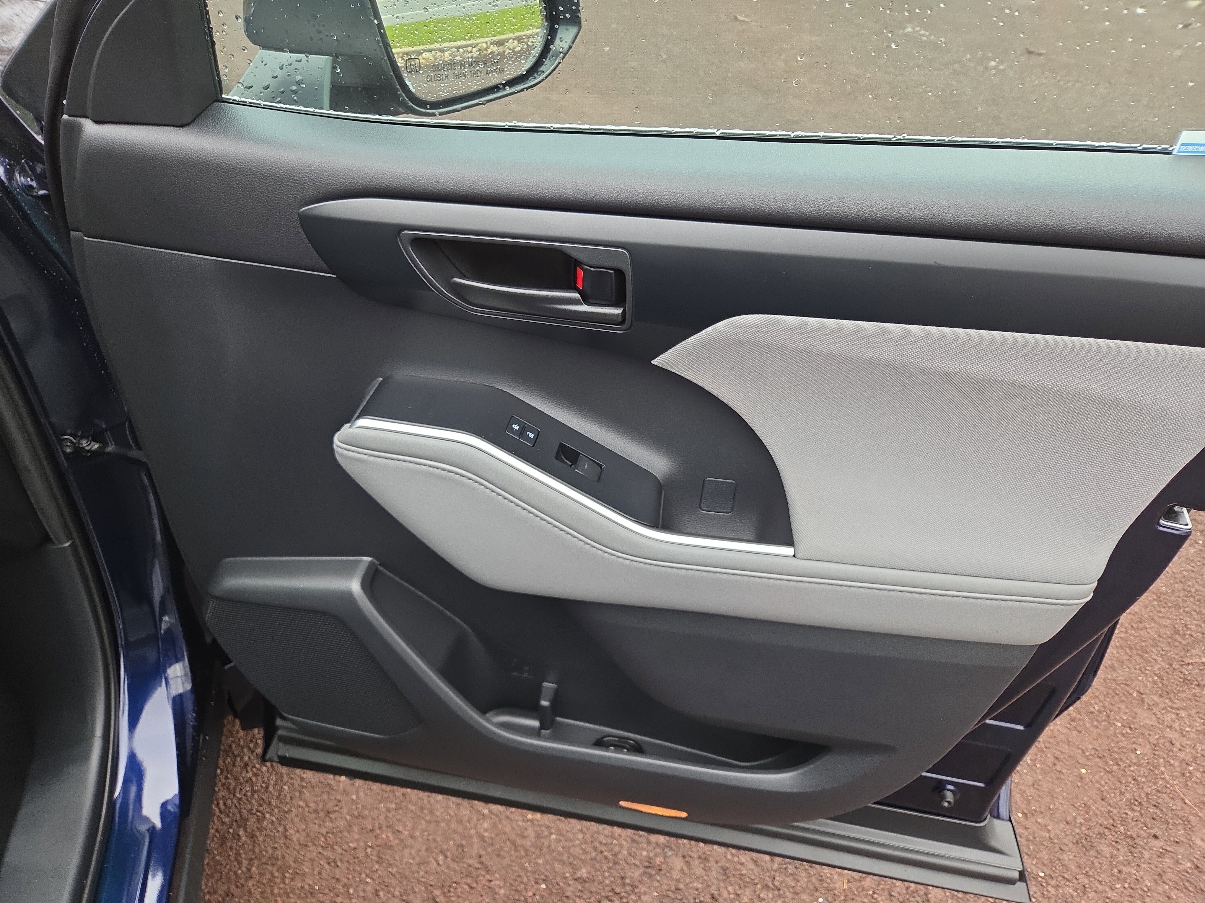 Used 2020 Toyota Highlander LE image 17