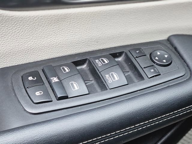 Used 2023 Chrysler Pacifica Touring-L image 21