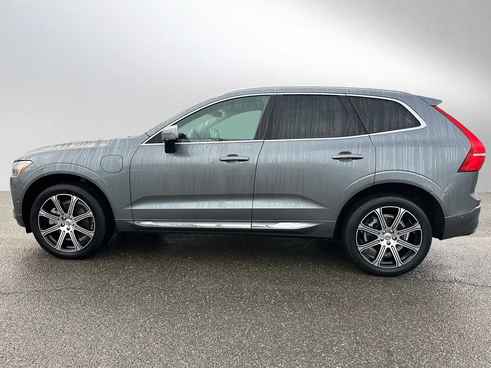 Certified 2021 Volvo XC60 T8 Inscription w/ Advanced Package image 6