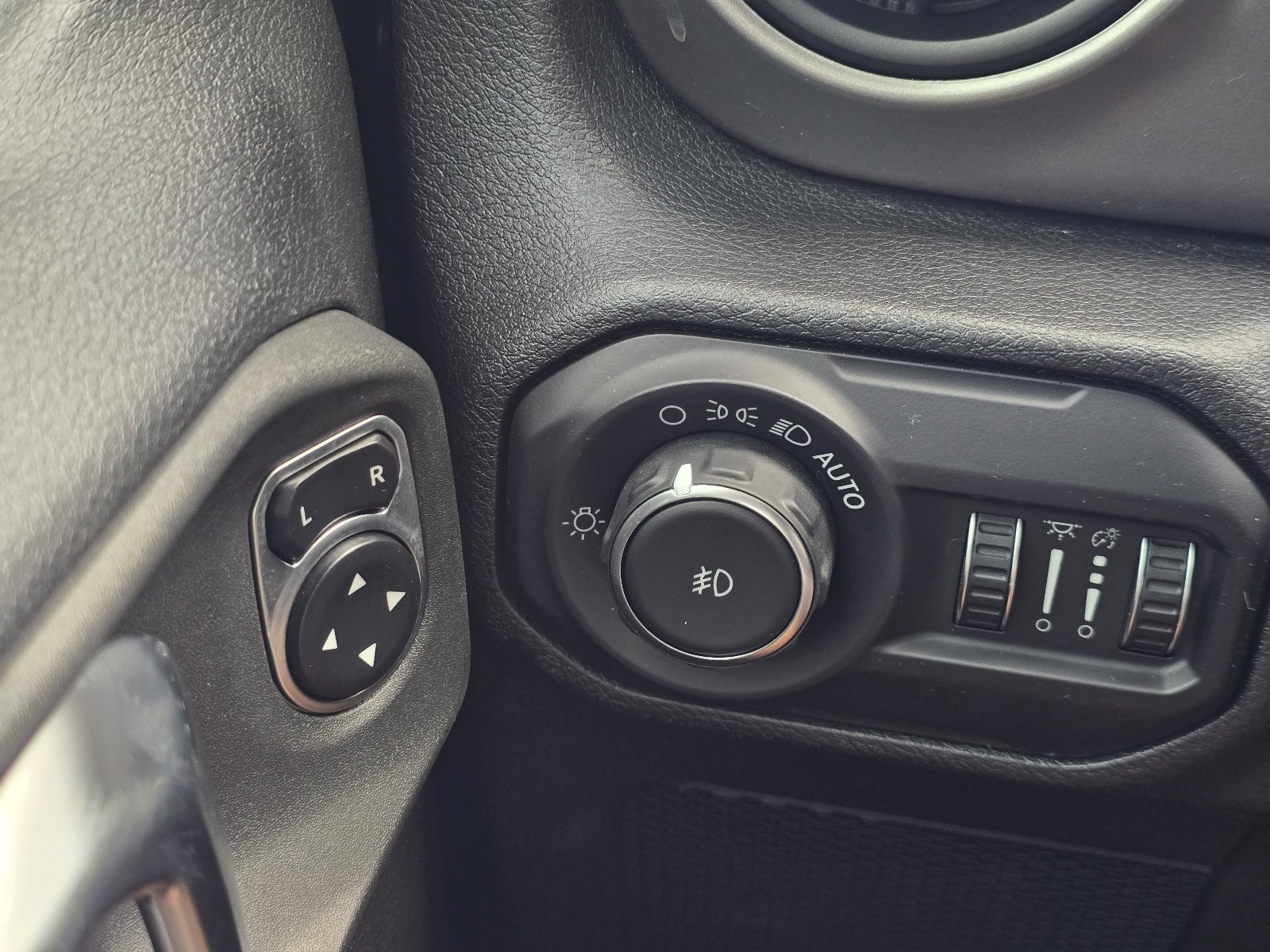 Used 2018 Jeep Wrangler Unlimited Sport S AWD/4WD image 22