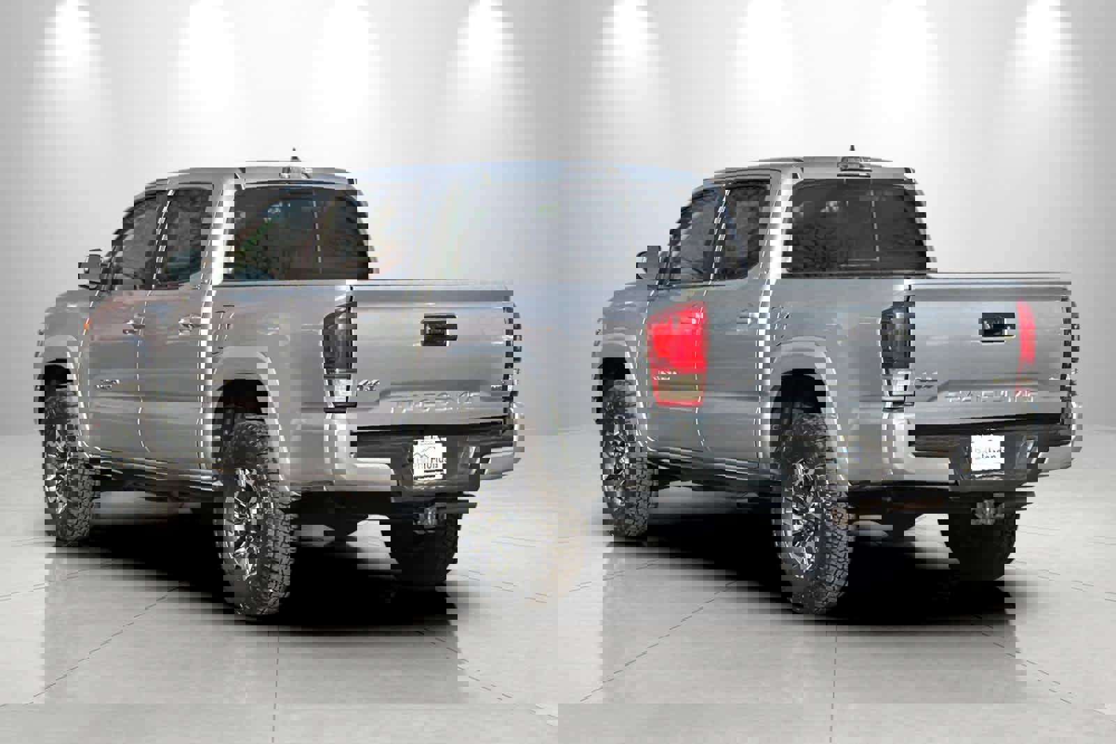 Used 2023 Toyota Tacoma SR5 w/ Technology Package image 6