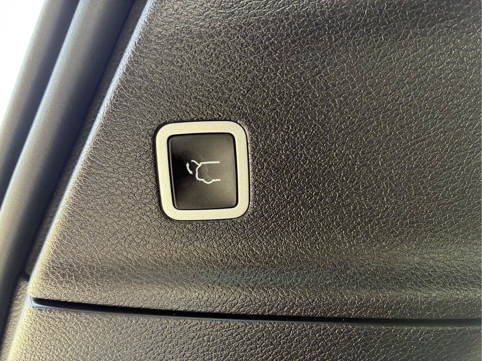Used 2024 Chrysler Pacifica Premium FWD image 11