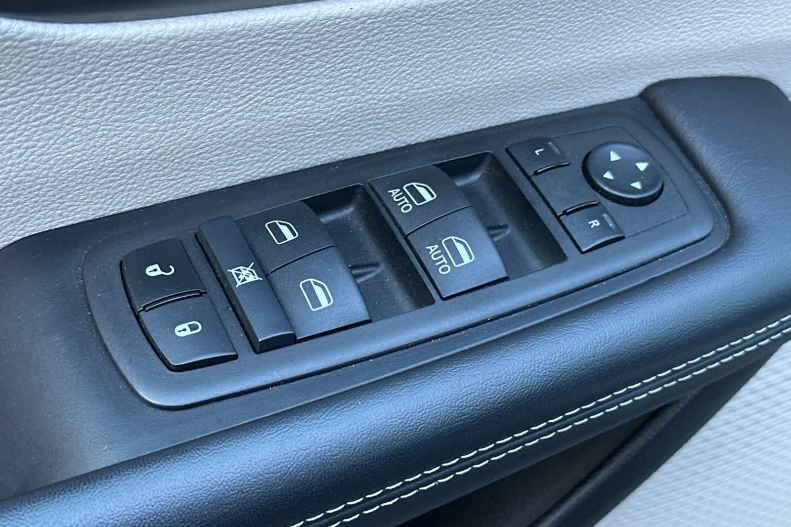 Used 2024 Chrysler Pacifica Touring-L FWD image 13