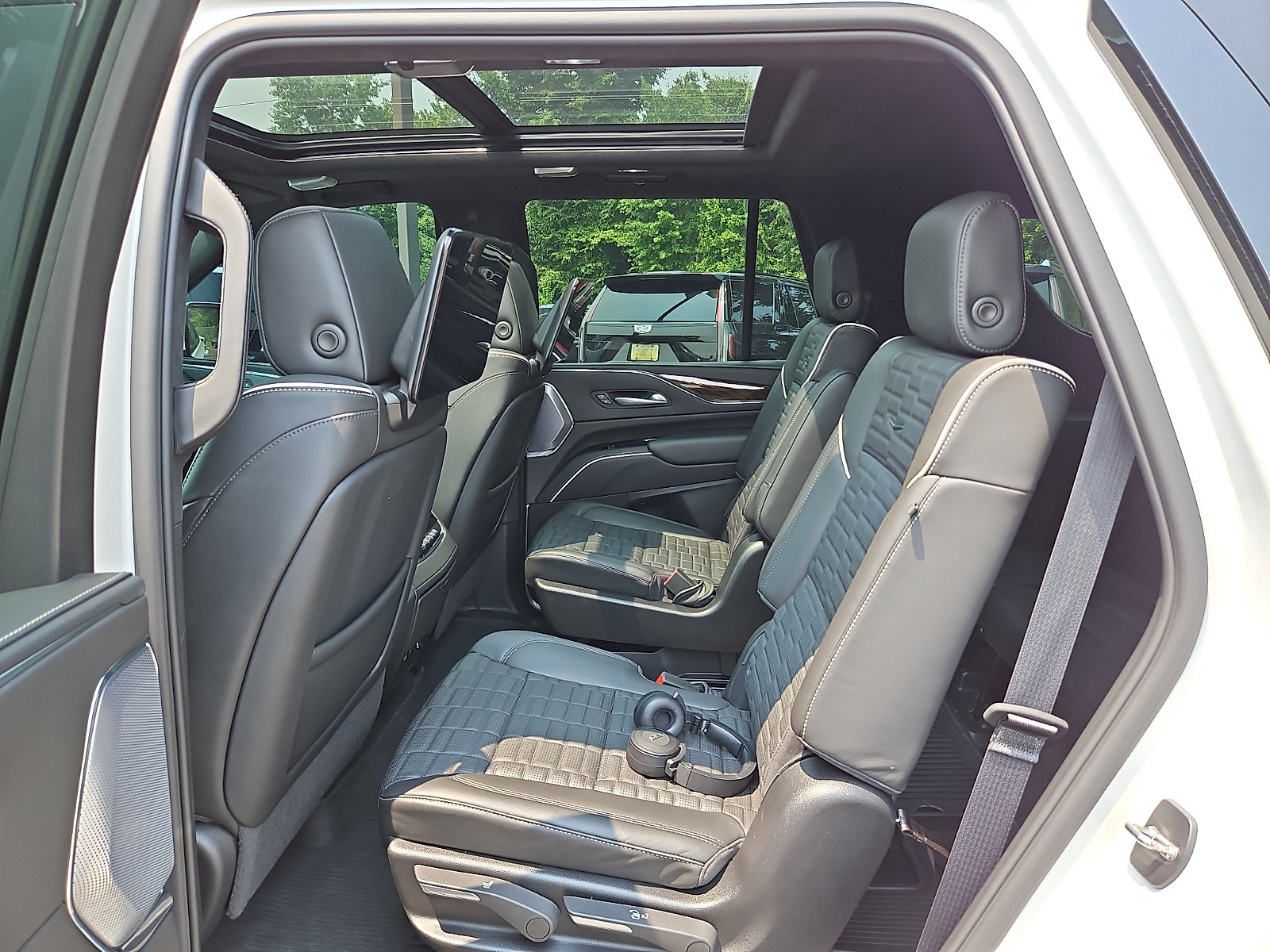 Certified 2024 Cadillac Escalade Sport Platinum w/ LPO, ONYX Package AWD/4WD image 10