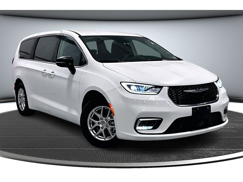 Used 2024 Chrysler Pacifica Touring-L image 2