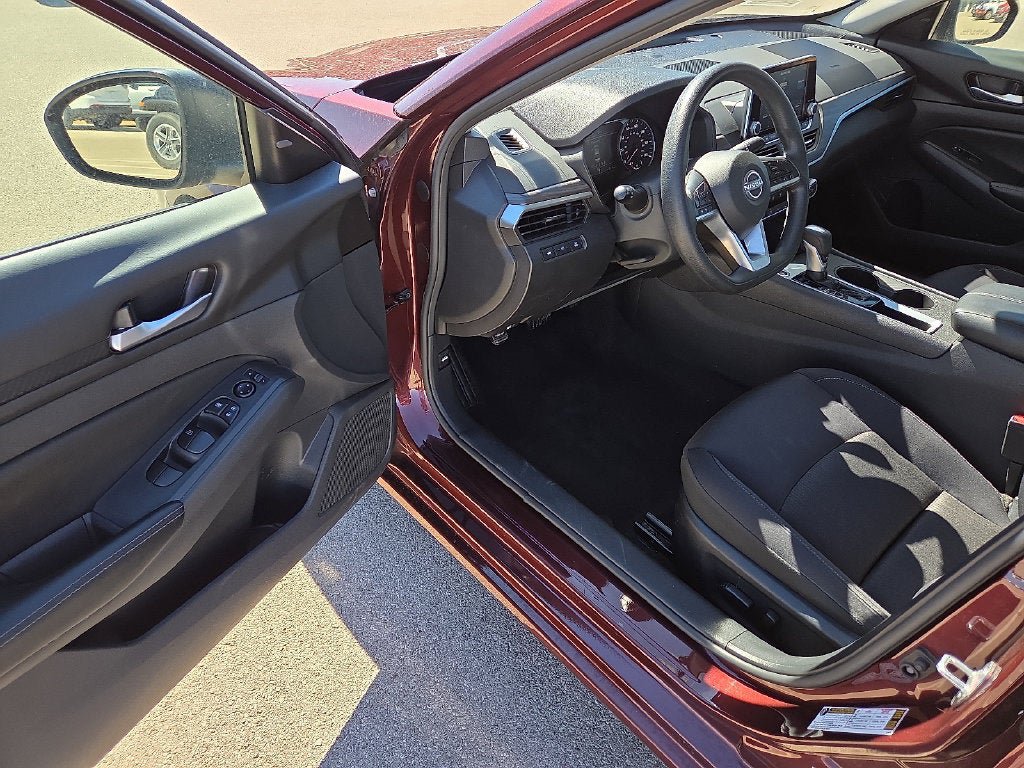 Used 2025 Nissan Altima 2.5 SV FWD image 19