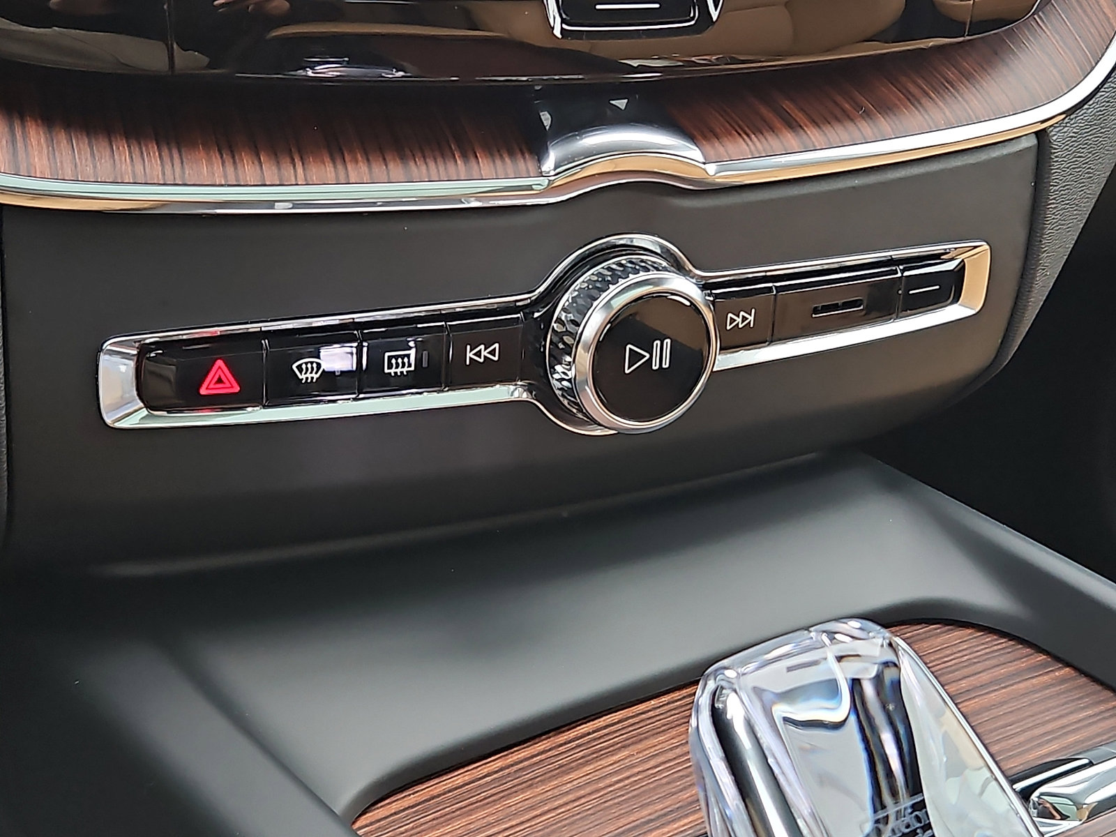 Certified 2024 Volvo XC60 B5 Ultimate w/ Climate Package image 16