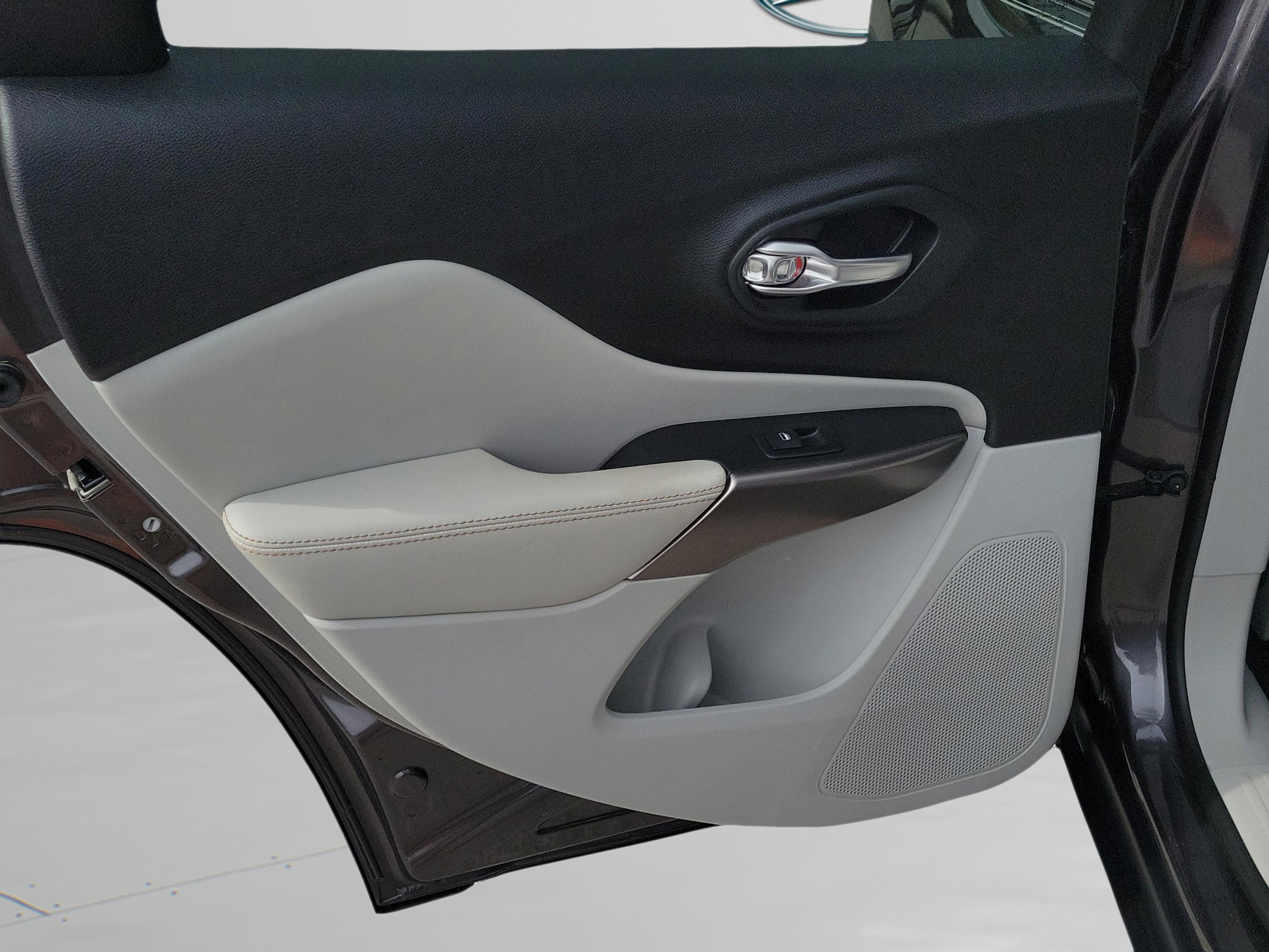 Used 2019 Jeep Cherokee Limited image 25