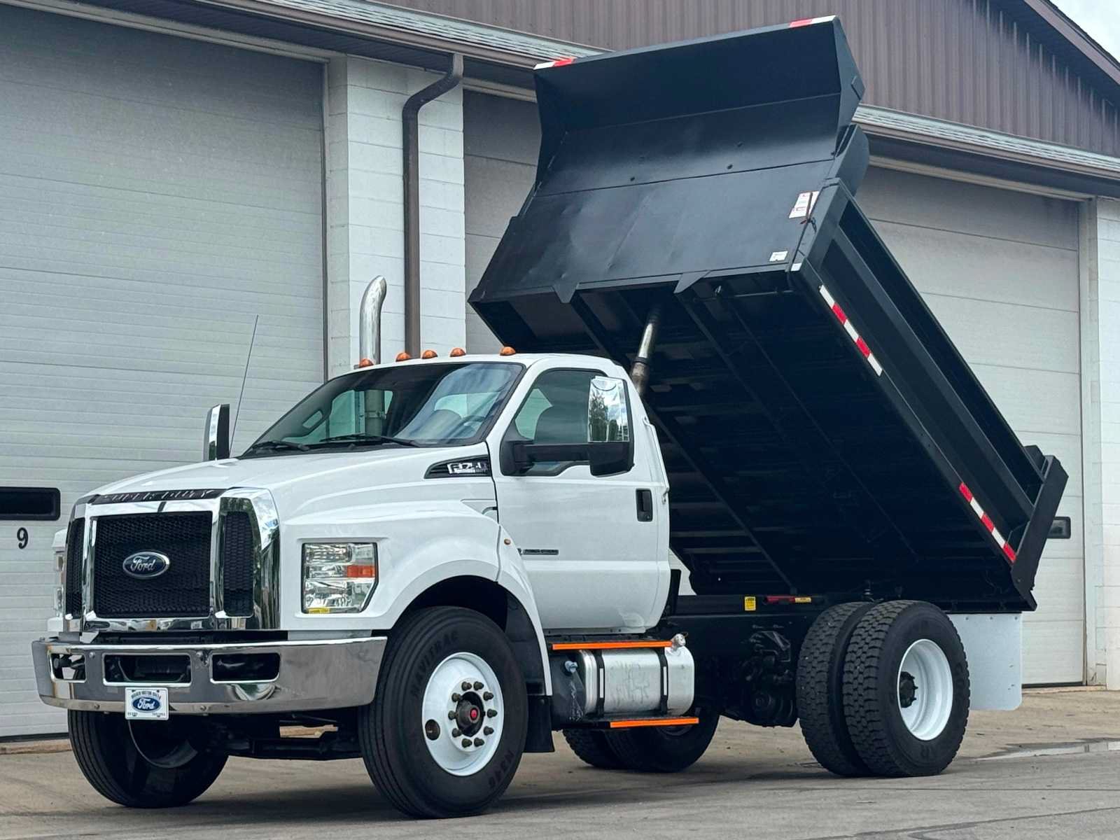 Used 2016 Ford F750 2WD Regular Cab Super Duty image 1