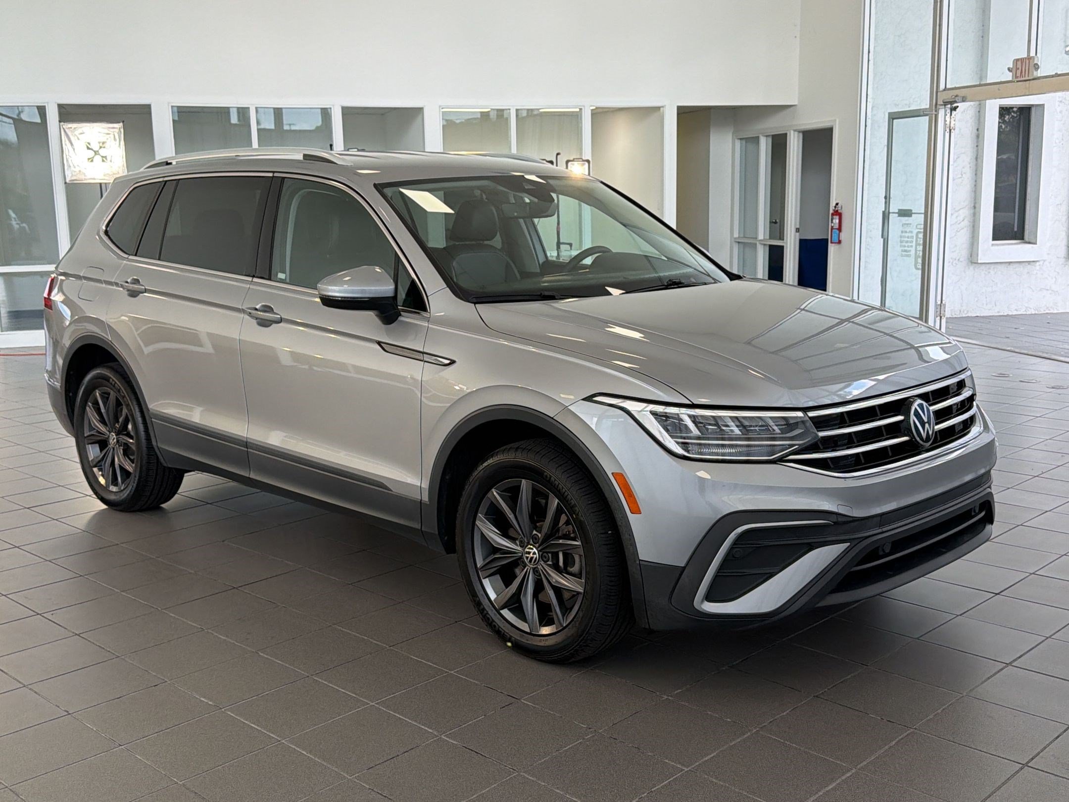 Used 2022 Volkswagen Tiguan SE FWD image 7