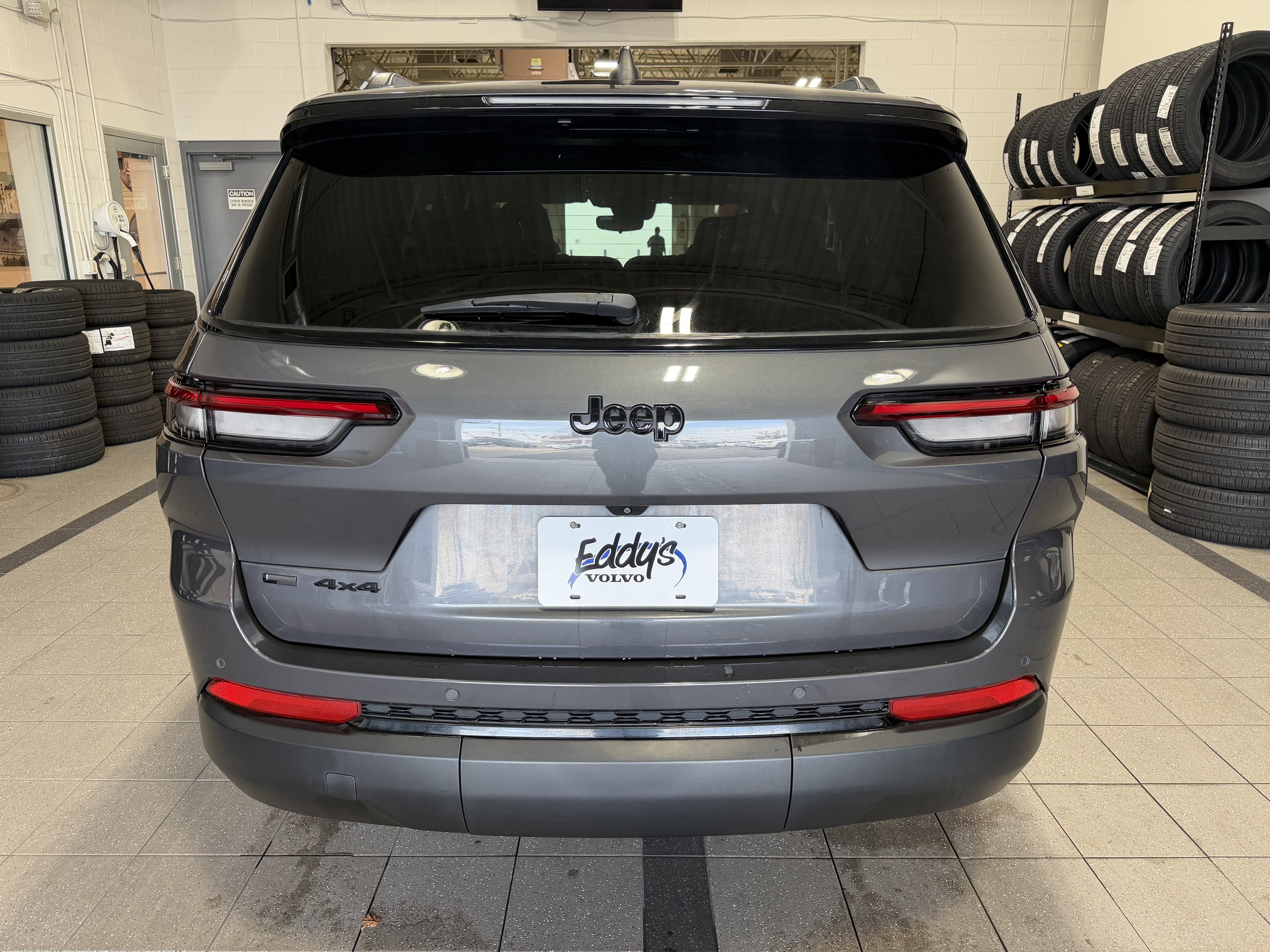 Used 2023 Jeep Grand Cherokee L Laredo image 8