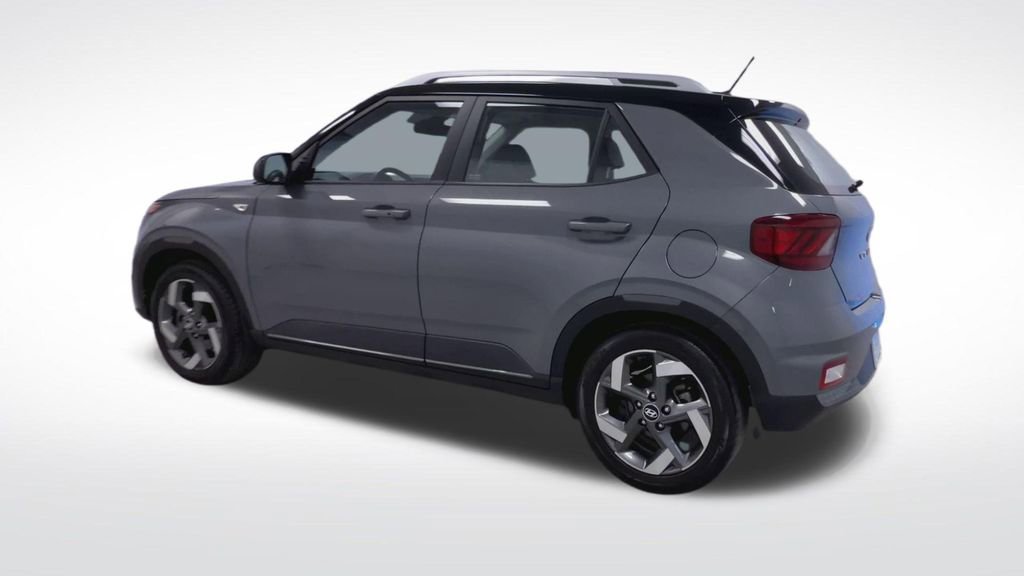 Used 2023 Hyundai Venue Limited image 21
