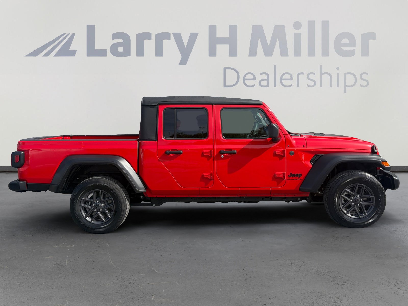Used 2025 Jeep Gladiator Sport image 6