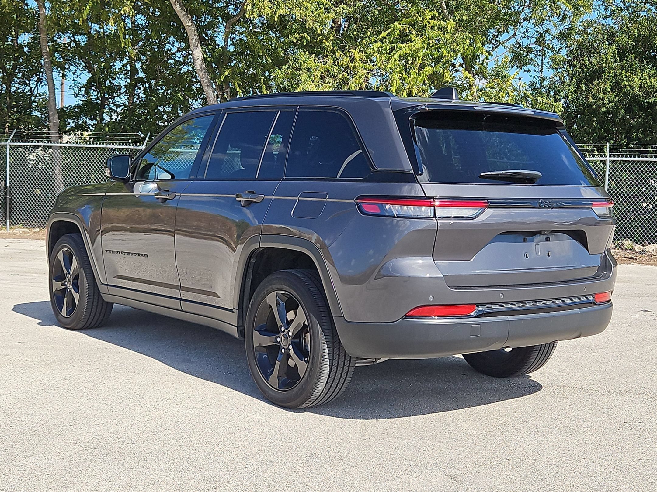 Used 2025 Jeep Grand Cherokee Laredo RWD image 5