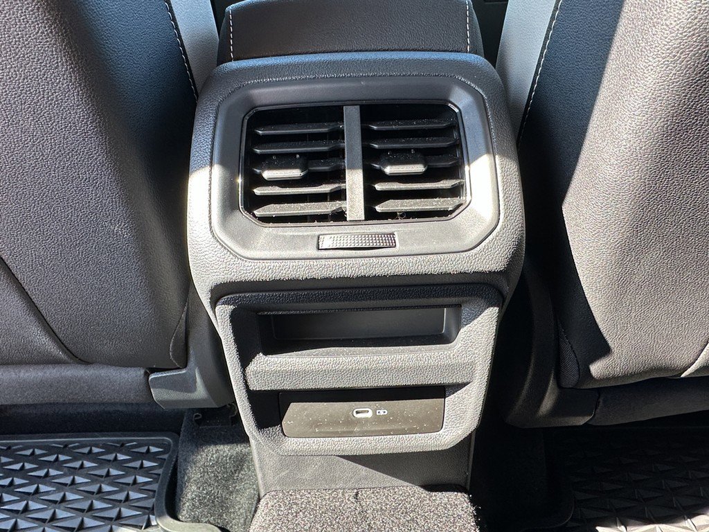 Used 2025 Volkswagen Taos SE image 11