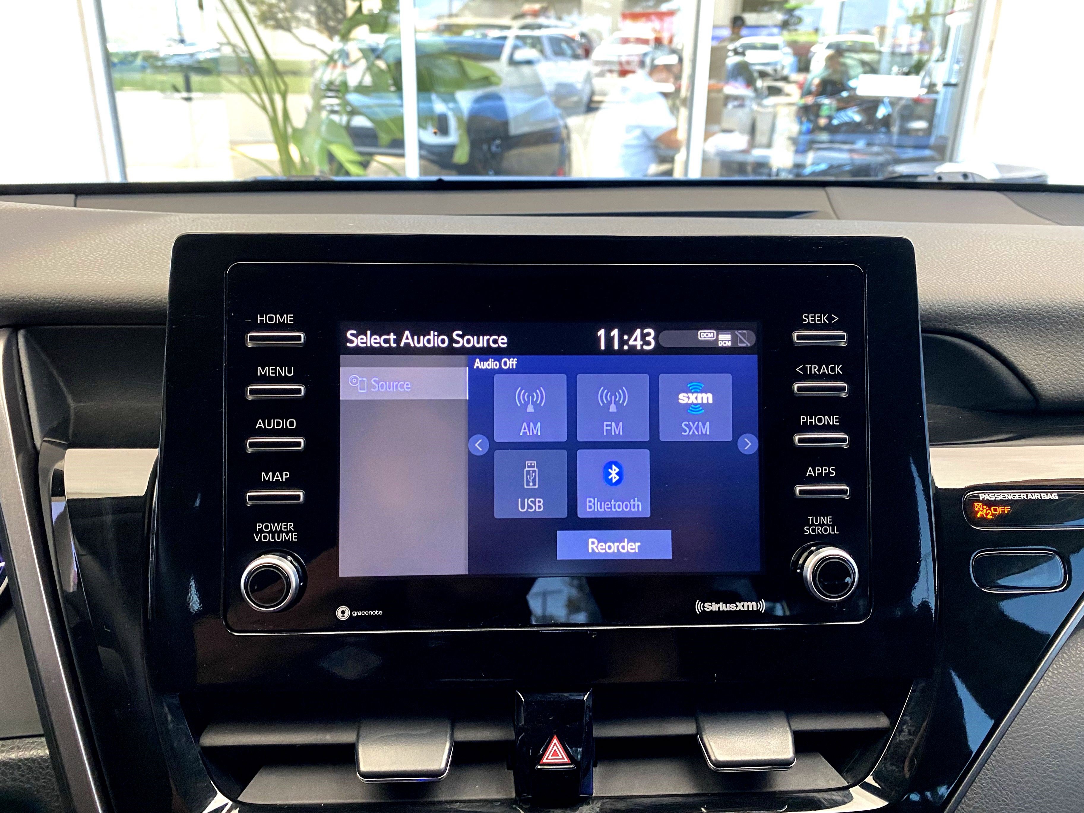 Used 2023 Toyota Camry SE image 3