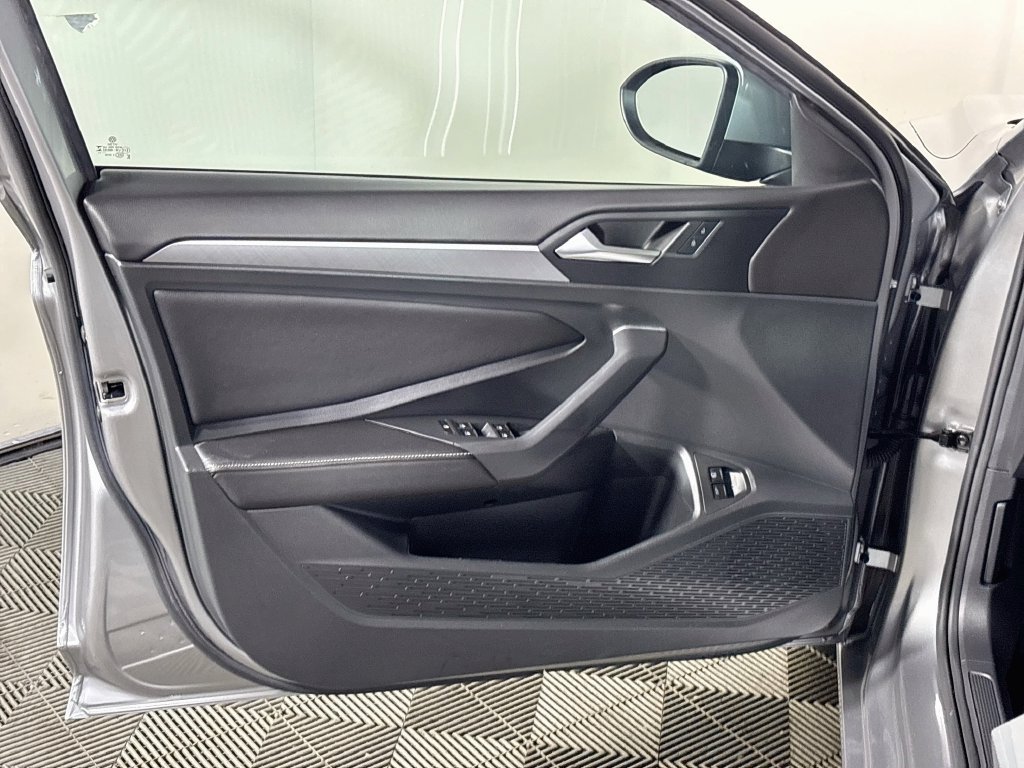 Used 2023 Volkswagen Jetta SE w/ Panoramic Sunroof Package FWD image 11