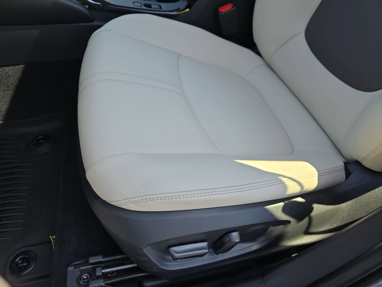 Used 2025 Toyota Corolla XLE image 24