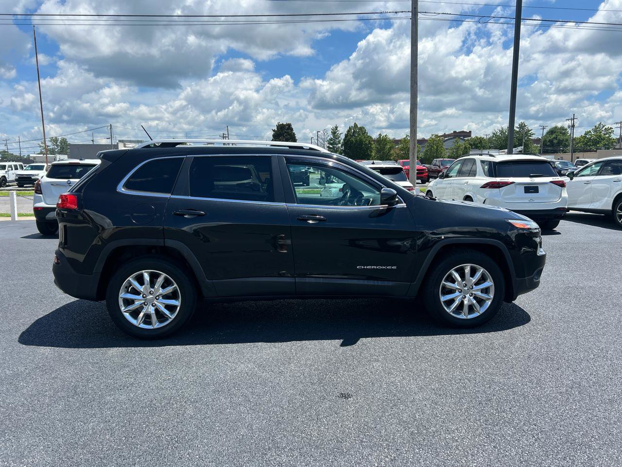 Used 2015 Jeep Cherokee Limited w/ Luxury Group AWD/4WD image 4